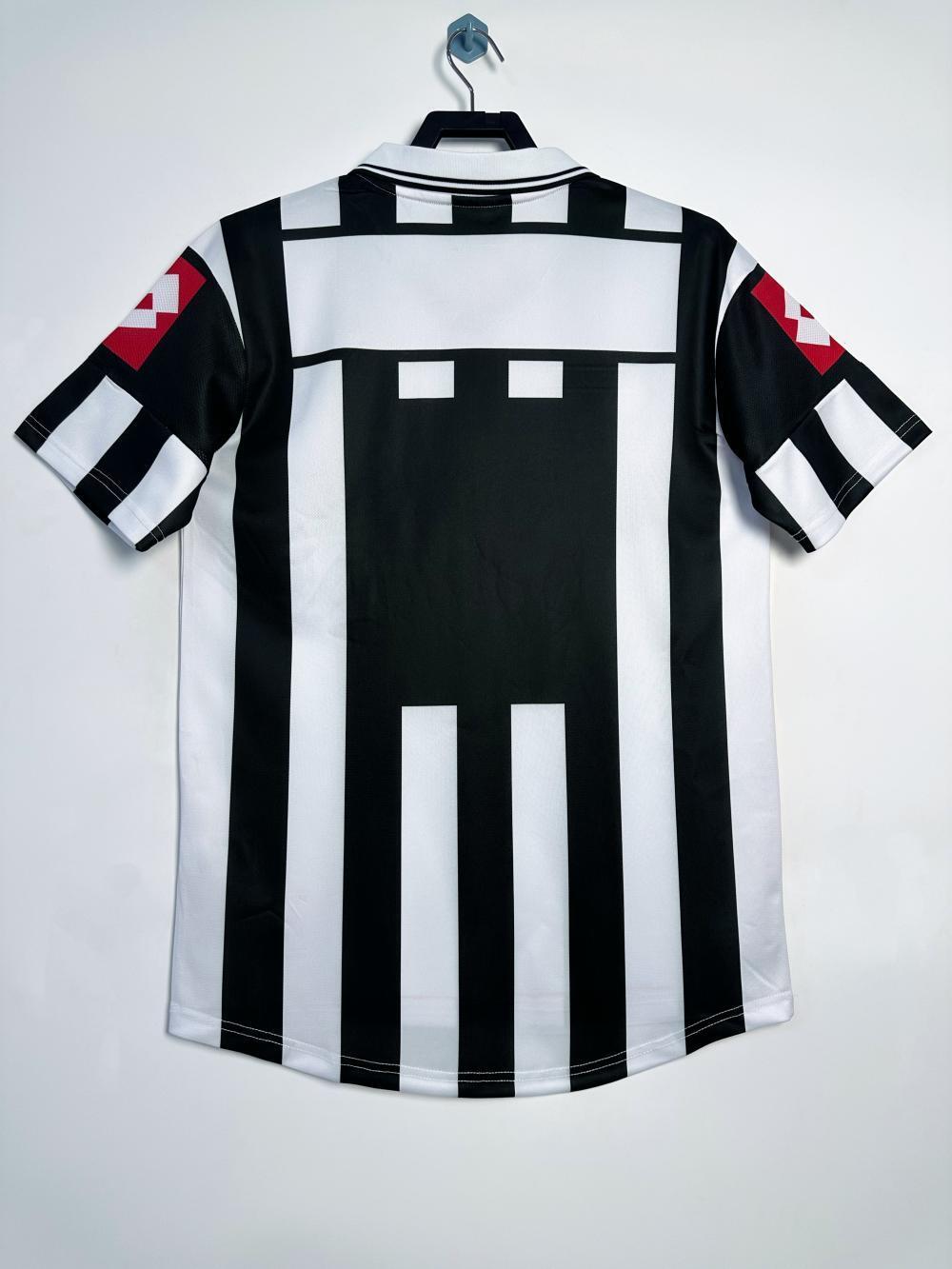 Camiseta Local Juventus, 01-02