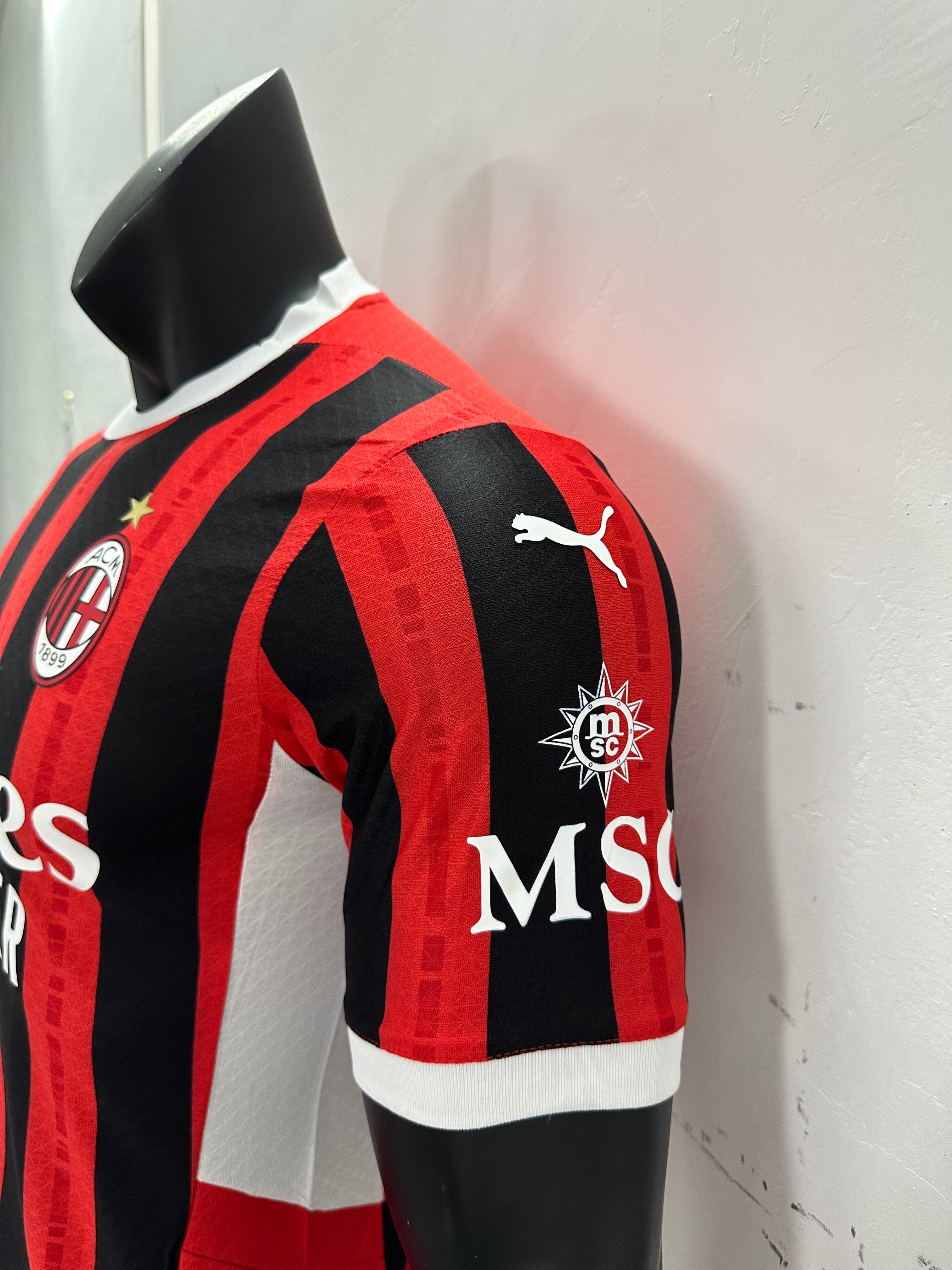 Camiseta AC Milan, Local 24-25