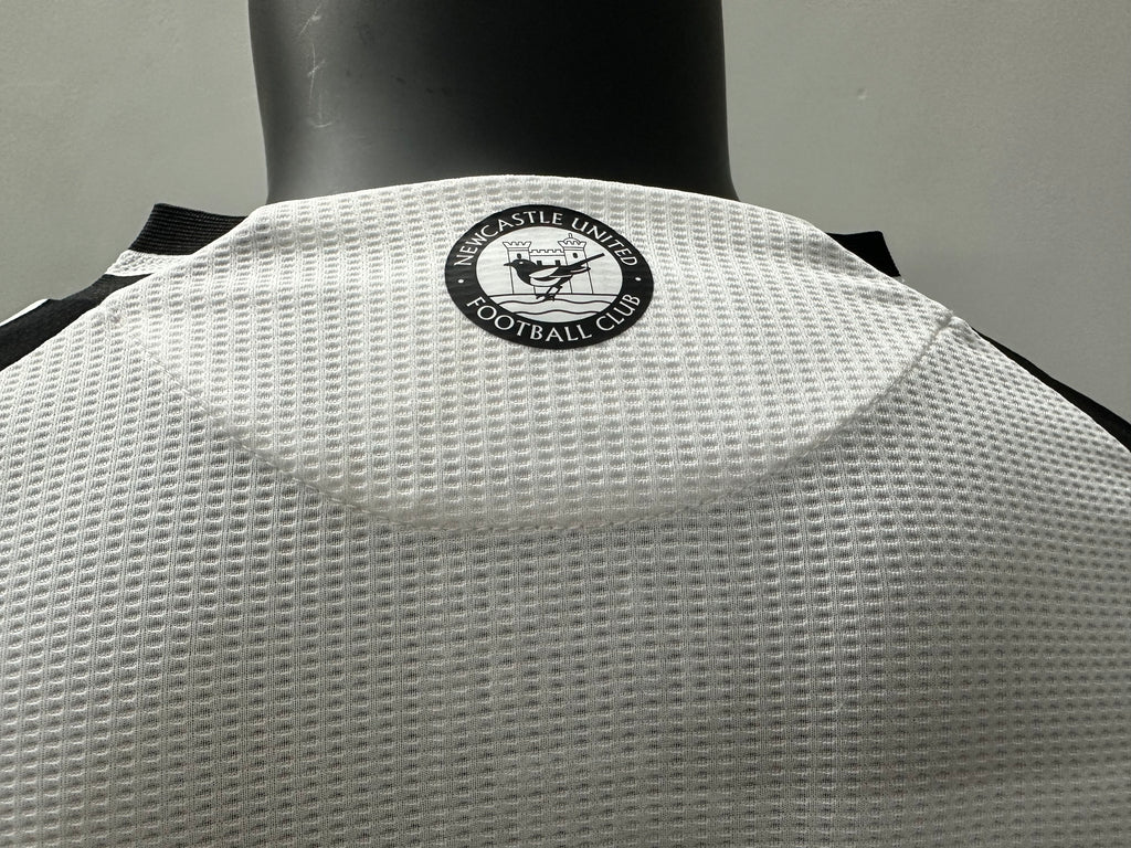 Camiseta Newcastle United, Local 24-25