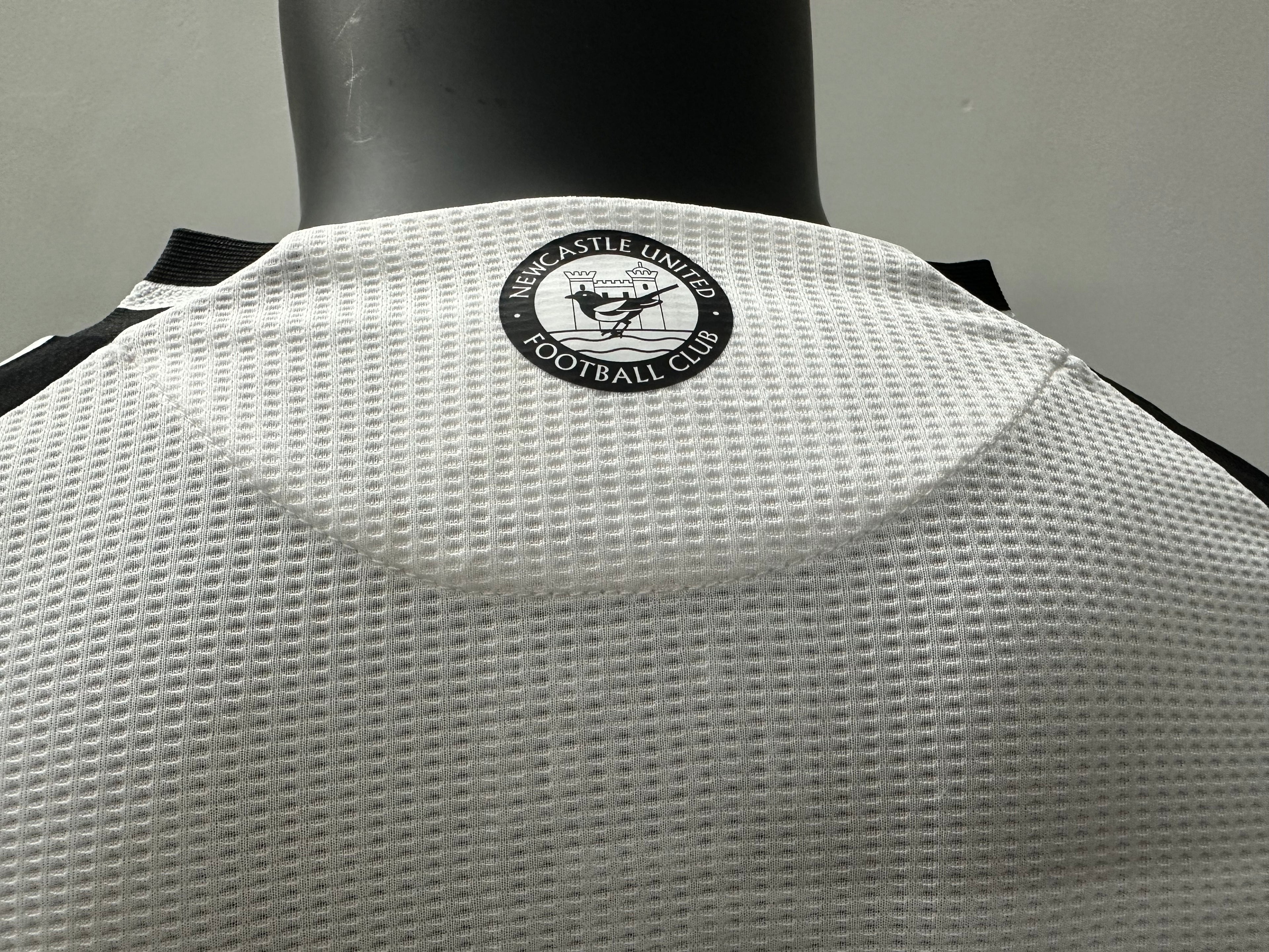 Camiseta Newcastle United, Local 24-25