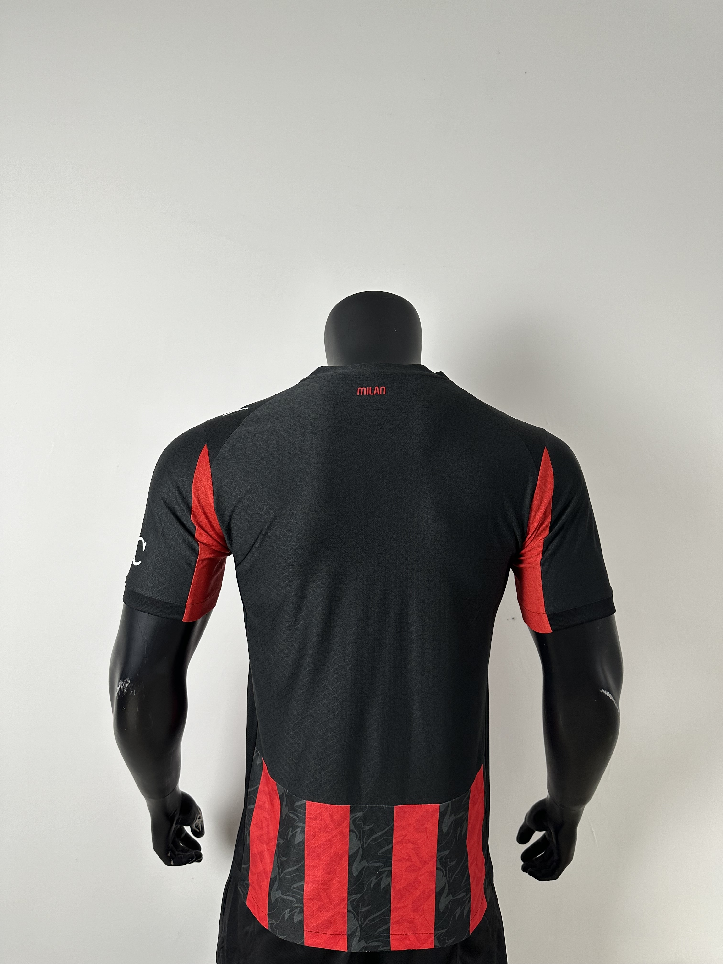 Camiseta AC Milan, Local 25-26