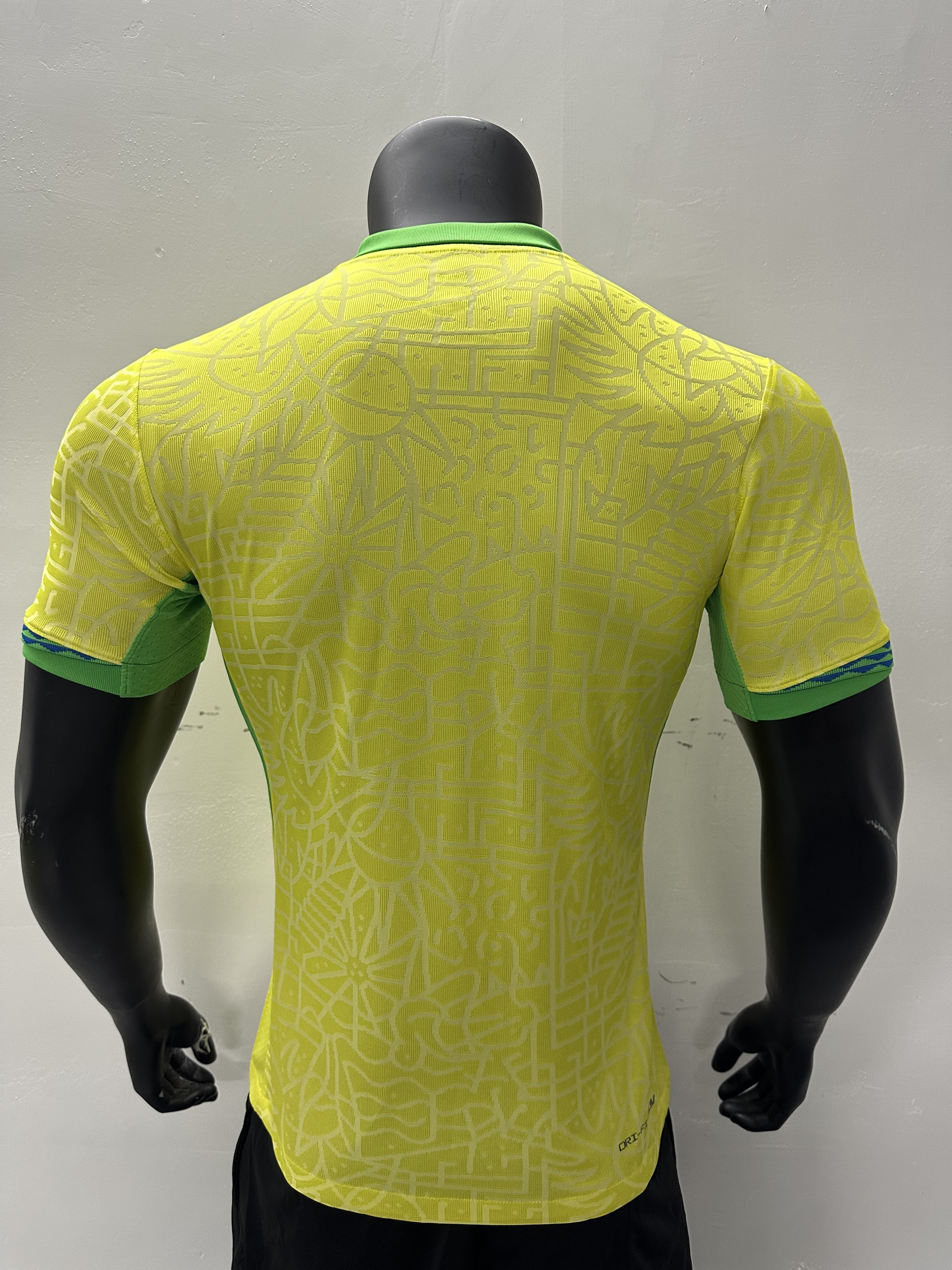 Camiseta Brasil, Local 24-25