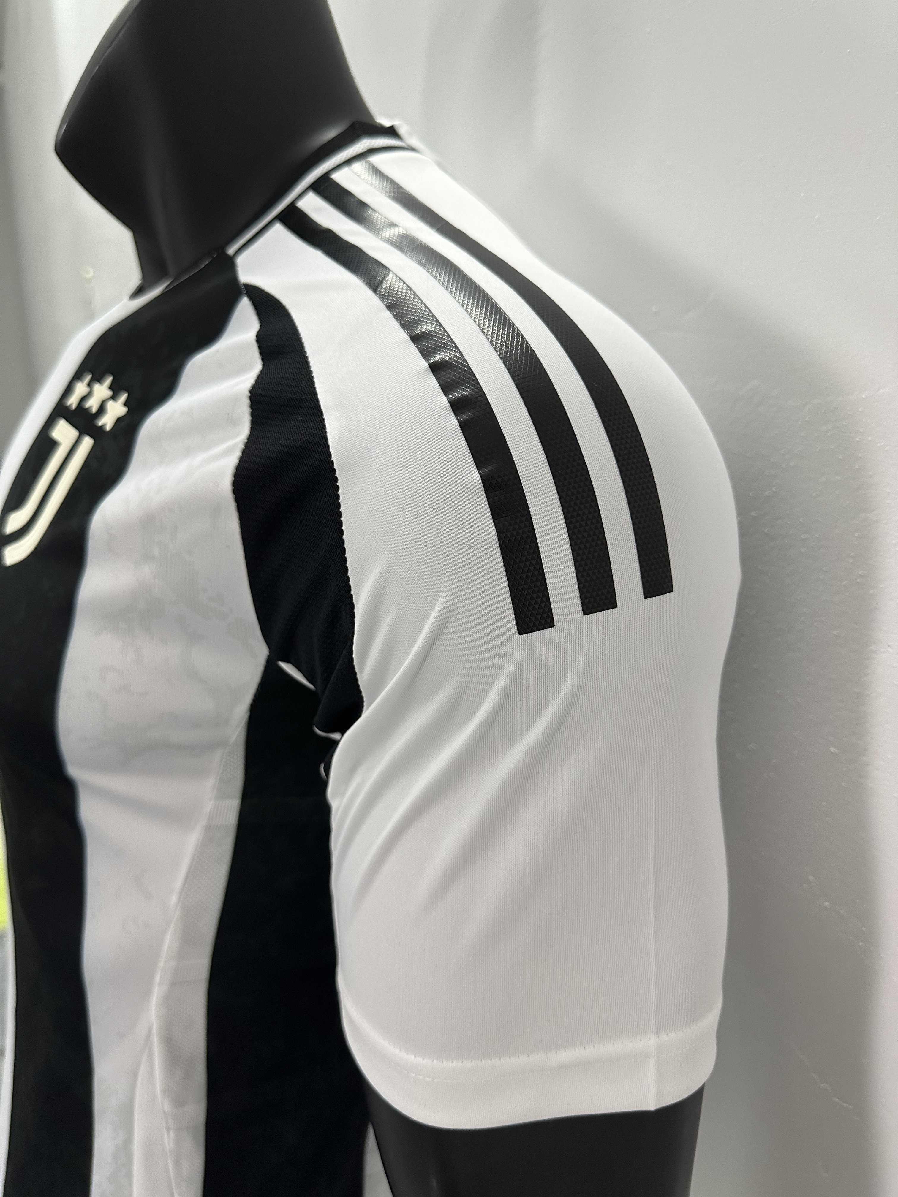 Camiseta Juventus, Local 24-25