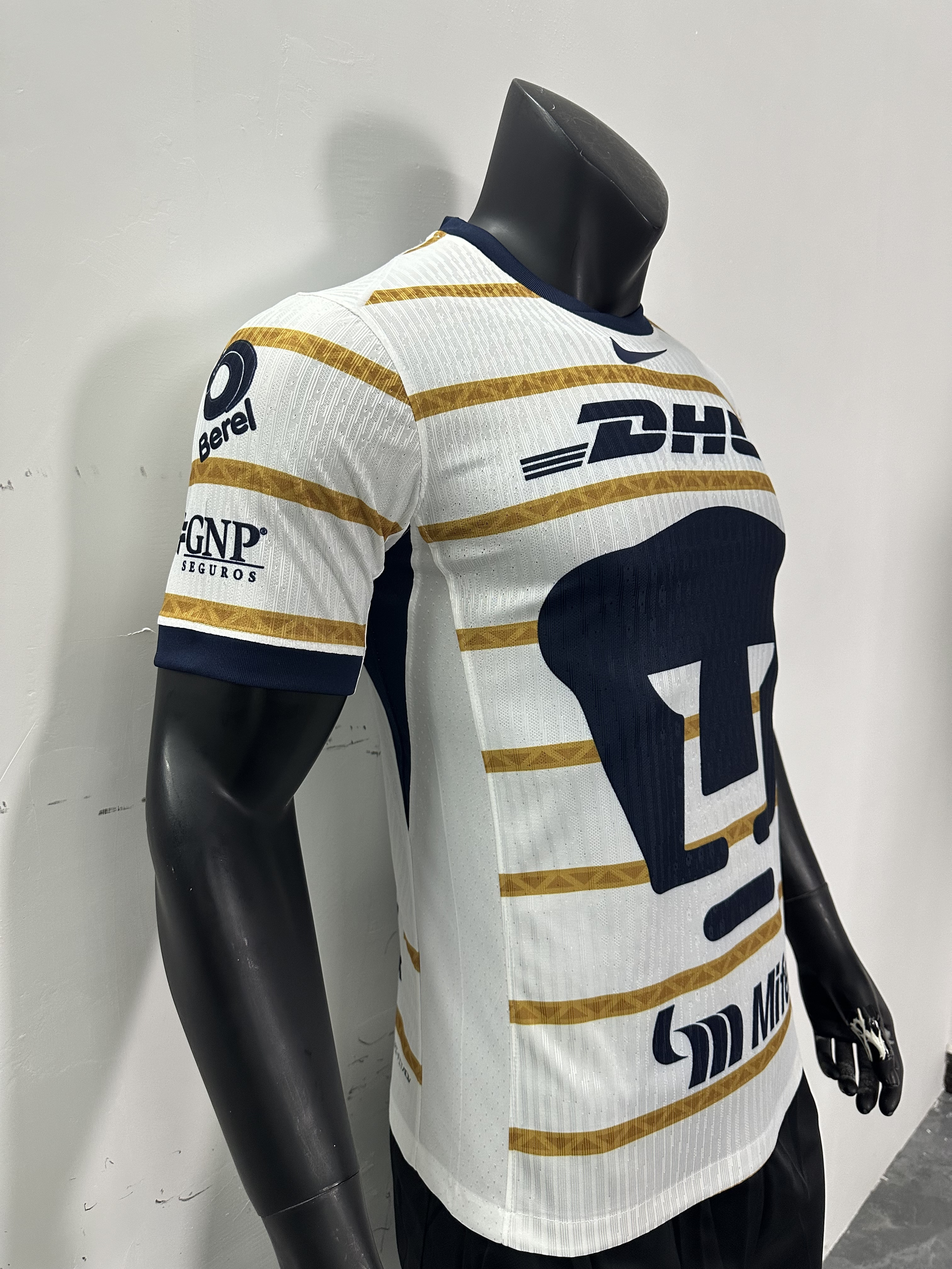 Camiseta Club Pumas, Local 24-25