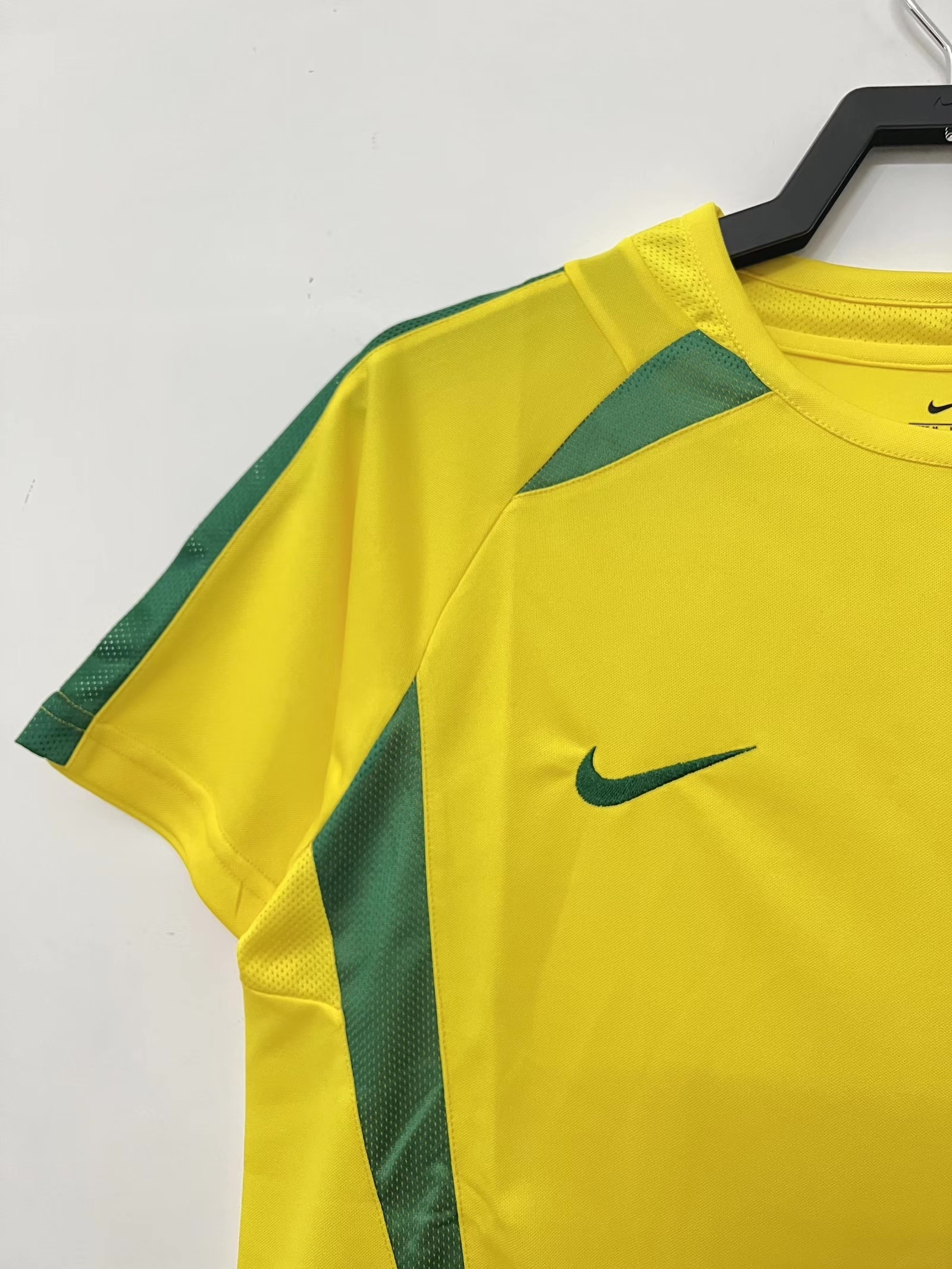 Camiseta Brasil, Local 2002
