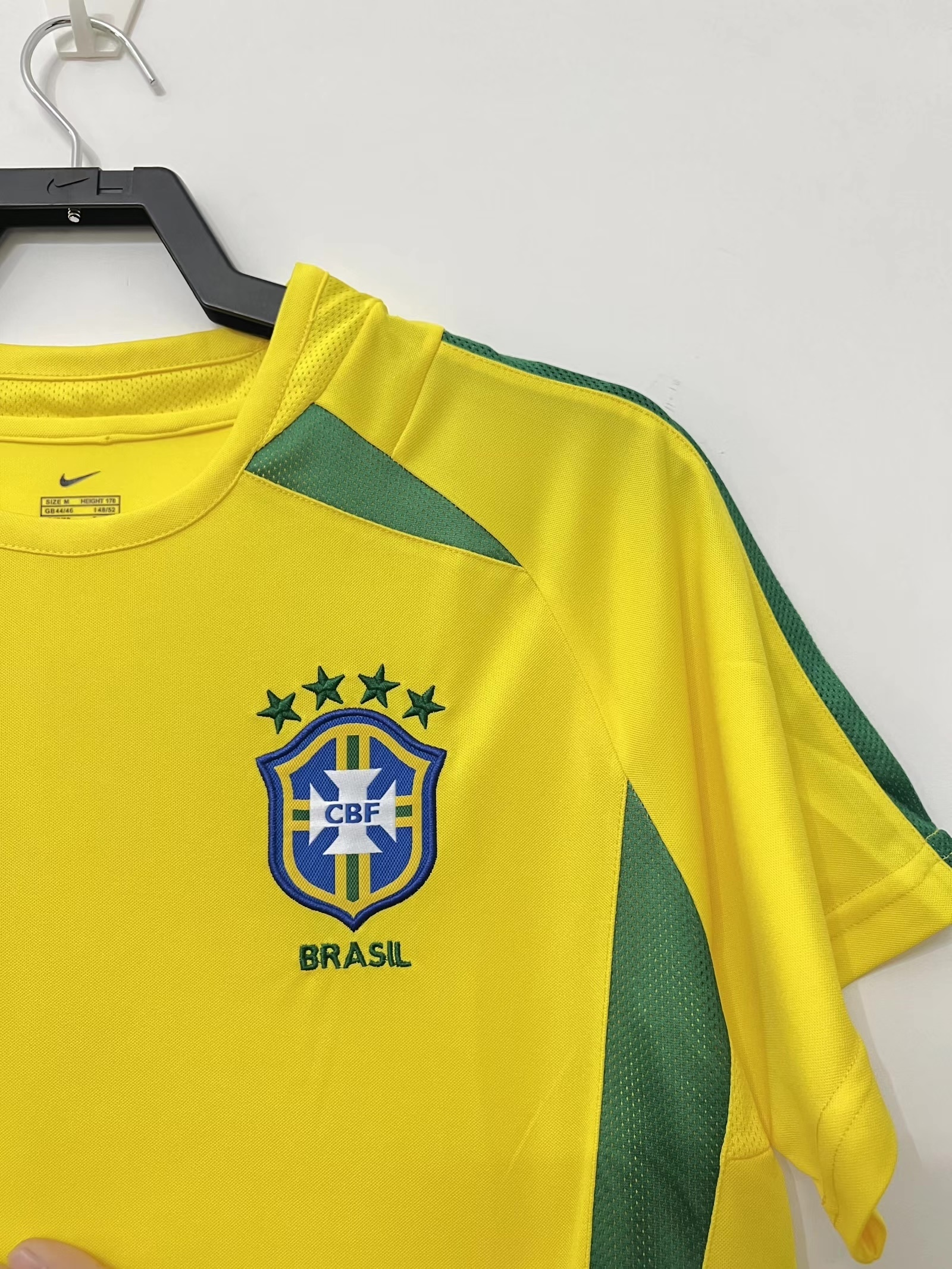 Camiseta Brasil, Local 2002