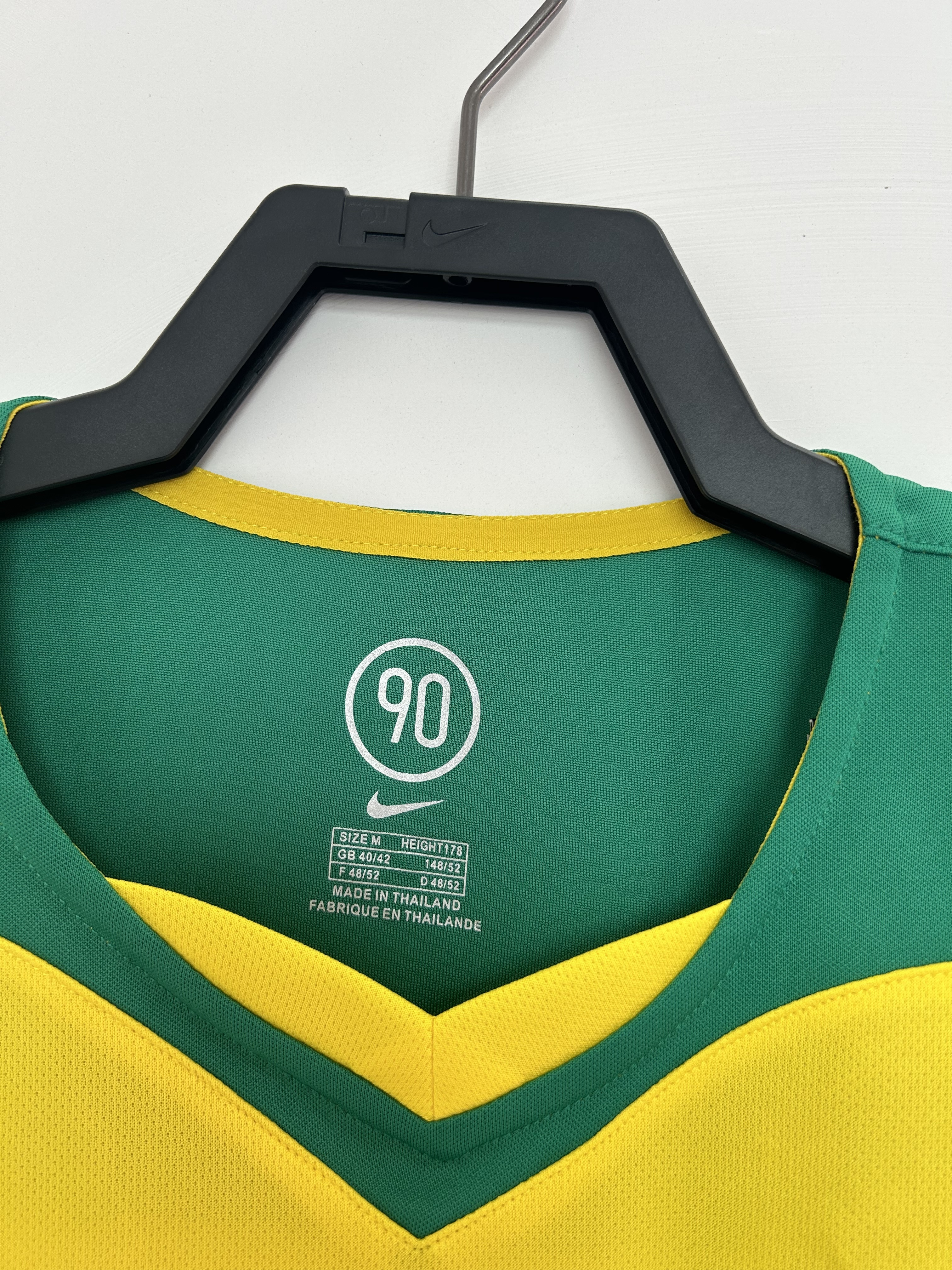 Camiseta Brasil, Local 2004
