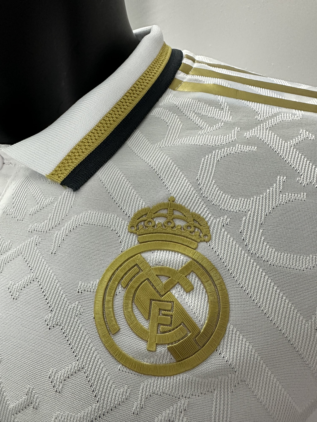 Camiseta Real Madrid, Especial Golden 24-25